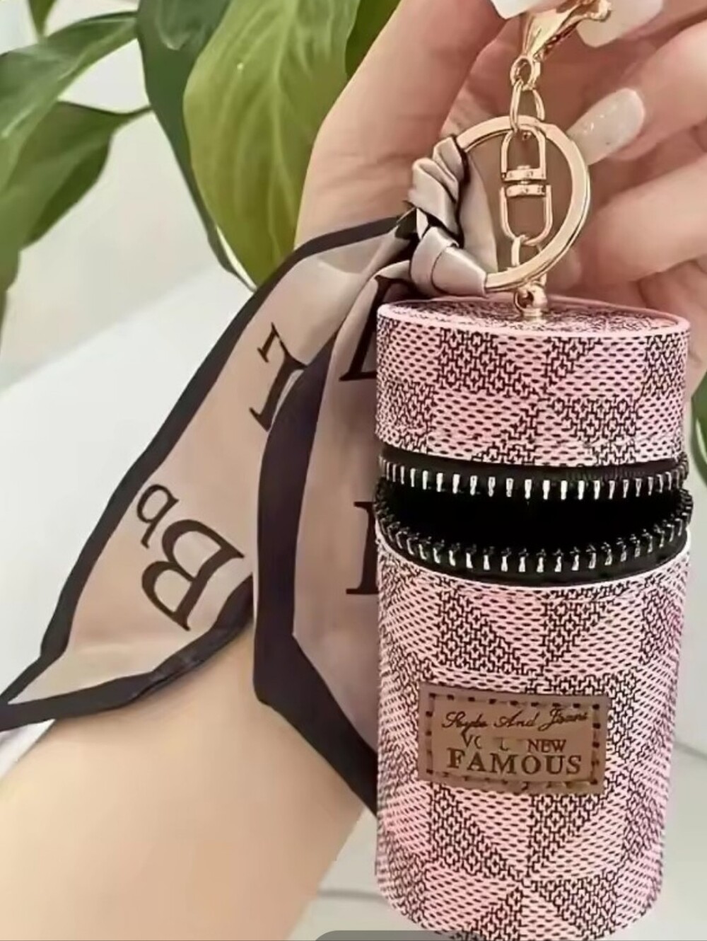 1 Mini Retro Coin Purse Keychain. - Picture 2 of 5